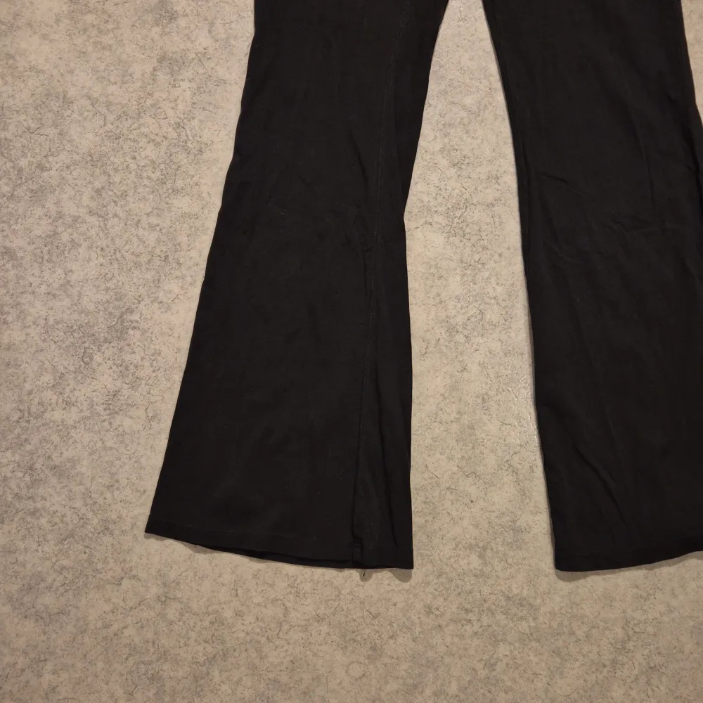 Svarta utsvängda byxor/tights, använda men i bra skick. Farkut & Housut.