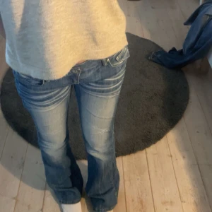 Lågmidjade jeans - Intressekoll på dessa supersnygga jeans! Köpta här på Plick sitter perfekt och är jätte sköna. Skriv gärna ett prisförslag så kankse jag säljer dom! Måtten är : midjemått 38 innebensbensläbgd 85