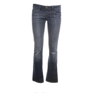 Lågmidjade jeans  - Lågmidjade jeans som jag köpte här på Plick, säljer pågrund av att dom var lite för stor för mig❣️ hör av dig vid frågor ❣️