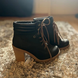 Klackskor - Marinblåa klackskor. Använda 5 gånger det har ett litet märke på ena skon men inget man märker av så när man använder det. Storlek 38.