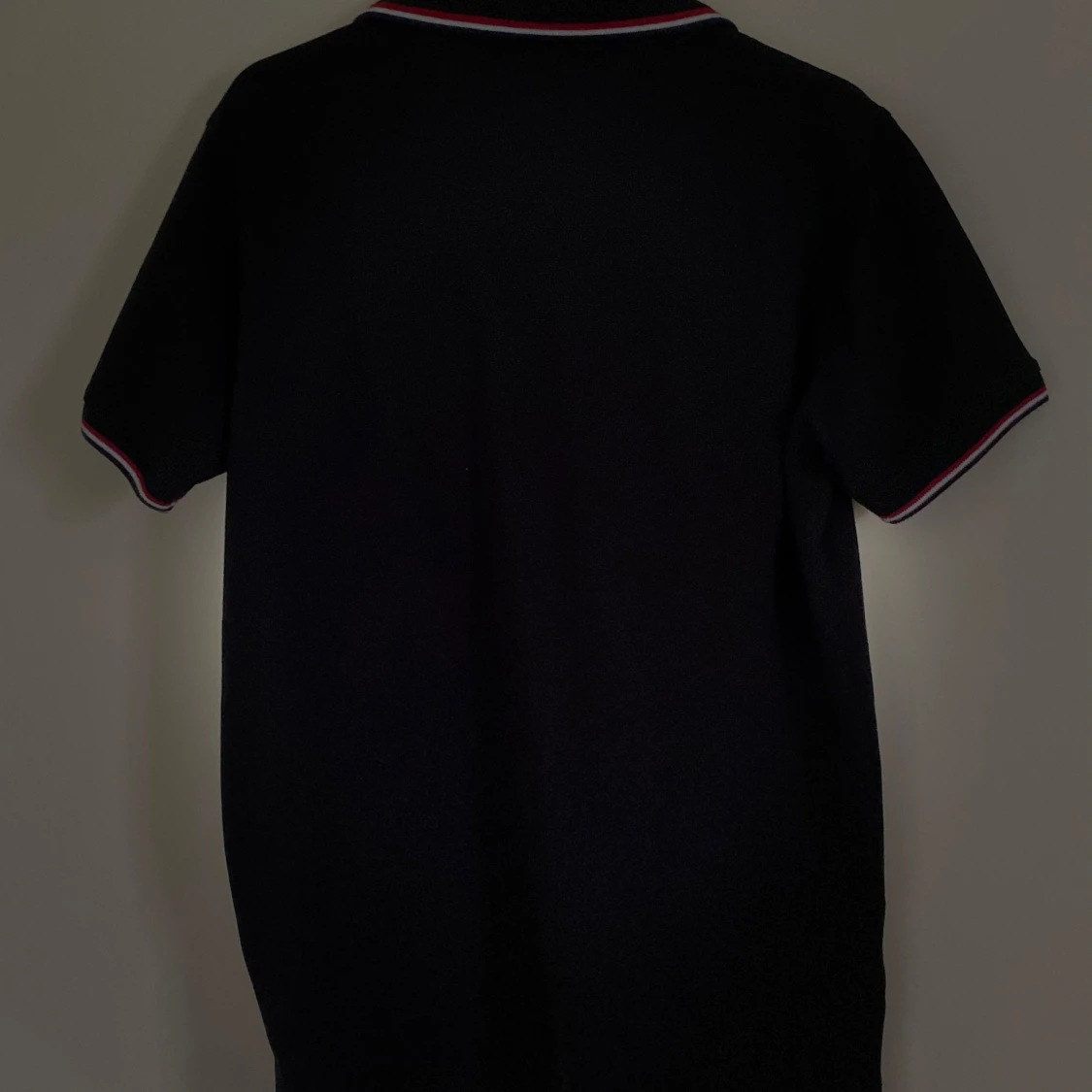 Svart moncler piketshirt  - 90