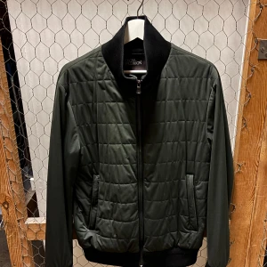 Mörkgrön quiltad jacka från Oscar Jacobson - Säljer en snygg mörkgrön jacka från Oscar Jacobson. Perfekt för höst och vår. Jackan är i mycket bra skick och passar både till vardags och lite finare tillfällen.