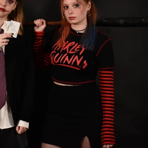 Harley Quinn tröja - Harley quinn tröja. Dem rutiga armarna och t-shirten sitter ihop. Har endast använt en gång 