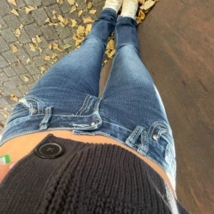 Super snygga låg midjade jeans - Skit snygga mörkblå lågmidjade bootcut jeans!!!💕💕💕