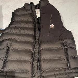 Väst - Väldigt bra skick! Skriv ifall du har några funderingar!