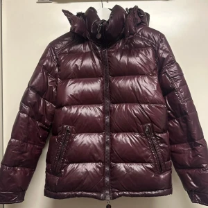 Moncler jacka  - Dunjacka ”pufferjacket” modell Maya, fint använt skick. 