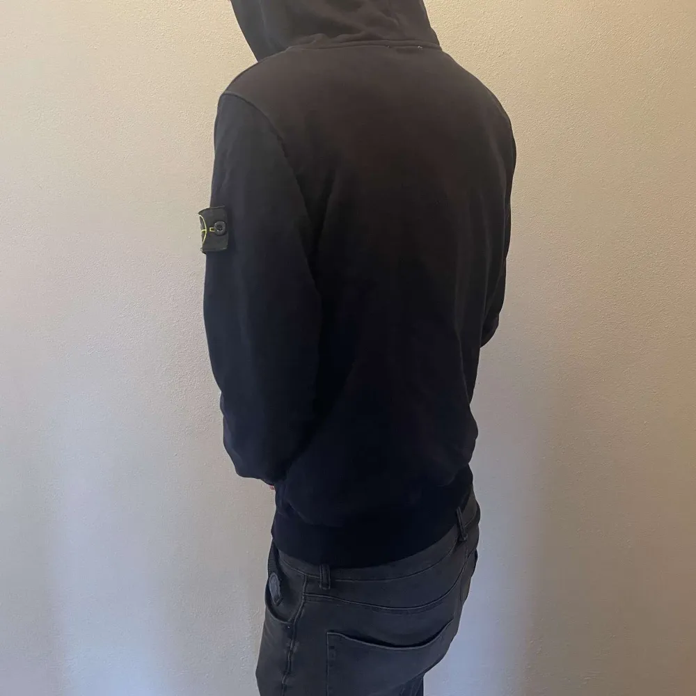 Jättefin stone Island hoodie! Andvänd bara 5 gånger kanske PRISET ÄR FÖRHANDLINGSBART . Hoodies.