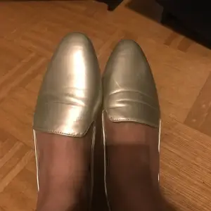 Golden loafers. Size 40. Good condition  Comes from a pet and smoke free home, Contact me for any questions. Använd köp nu eller Swish. Kan mötas upp i Hbg. 