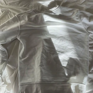 Moncler långärmad  - Säljer denna sjukt feta moncler långärmad, storlek S, Byten fungerar också! (Tröja,AirPods etc) bara om priset ligger på samma, kan mötas upp vid Sthlm 