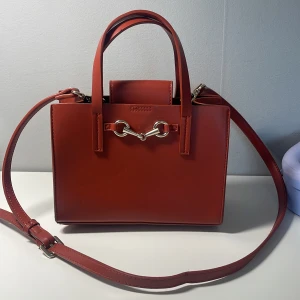 Väska - En fin väska från Åhléns. Aldrig använd och passar perfekt nu till hösten😁