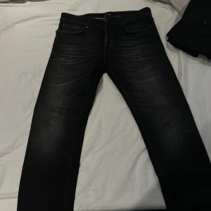 Hugo boss jeans 32/32 - Hugo boss storlek 32/32. Köpt i danmark för 2000 svenska kronor använt några gånger säljer för storleken inte passar.