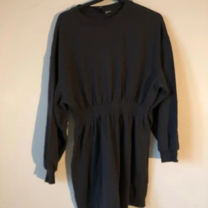 Klänning H&M storlek S  - Sweatshirt klänning i mörkgrå i fint skick. Jätteskön! 😊🩷