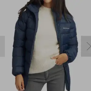 Vinterjacka i nyskick med prislappen kvar. Modellen på jackan är oversized. Passar perfekt till kalla vinterdagar. Säljer på grund att den är för stor i storleken. Storlek xs men passar även s och m. Köpt till full pris 4000 kr 