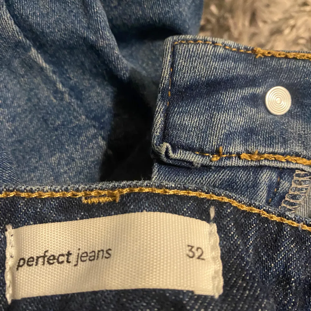 För långa för mig som är 163. Aldrig använda . Jeans & Byxor.