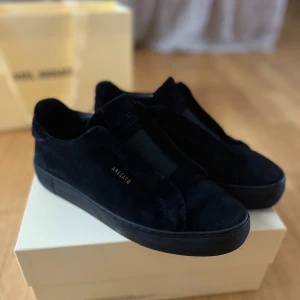 Axel Arigato Laceless svarta - Hej! Säljer nu mina Arigatos Laceless då dom inte används längre. Skorna är i fint skick. Skorna kommer i lådan! EU 41