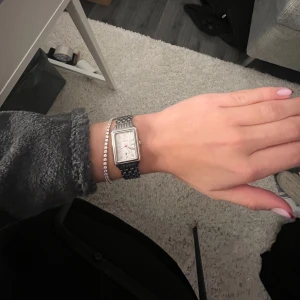 Fossil klocka - En klocka från fossil köpt för ungefär 2 år sedan. Säljer då jag inte använder silver längre. Klockan har inga defekter eller repor på glaset har även extre delar om man vill förlänga det. Nypris: 2495kr, pris kan diskuteras!