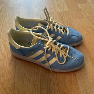 Adidas Handball Spezial - Knappt använda Handball Spezial. Köpte i sommras men kom bara till användning två ggr så säljer pga de tar upp plats. Inga fläckar på skon men lite skitiga under sulan. Nypris 1249kr 