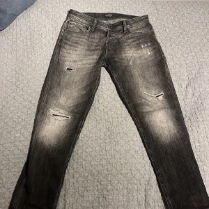 Jack & Jones jeans mike tapered/slim fit - Säljer eftersom den inte passar mig, använda 3 gånger. Nyskick. Storlek 32/32 Originalpris 579 kr.