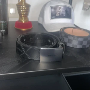 Valentino bälte - Bra skick. Passar till alla jeans, fett bälte! 200kr