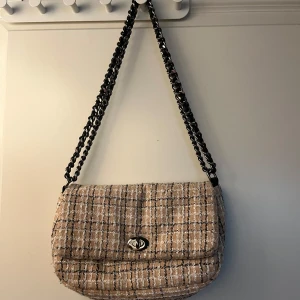 Becksöndergaard väska  - Säljer denna superfina väska från Becksöndergaard. Köpt tidigare här på plick för 499kr, nypris är 849kr. Jag säljer för 375kr då den är i mycket bra skick, använda ca 5 gånger💕 hör av er om ni har frågor💕💕💕