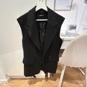 Svart väst från Gina Tricot - Snygg svart väst från Gina Tricot i storlek S men passar kanske M också, inte använt mkt 