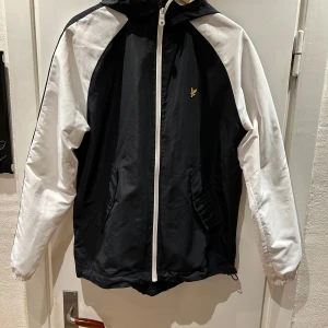 Lyle & Scott jacka - Dem vita ärmarna är lite missfärgade och noppiga som syns på de sista bilderna, resten av jackan är i väldigt bra skick