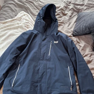 Skidjacka från Helly Hansen - Skön skidjacka från Helly Hansen. 