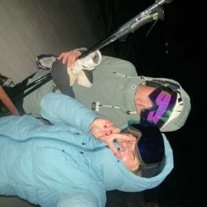 Ljusblå vinterjacka med huva - Säljer en ljusblå vinterjacka med huva, perfekt för kalla dagar. Jackan har en dragkedja framtill och är långärmad. Den är idealisk för vintersport och håller dig varm och bekväm. Passar bra för både vardag och skidåkning. Använd en vinter säljer då den då den är för liten💗 figursydd och sitter as snyggt NY PRIS 2000 så säljer väldigt billigt 