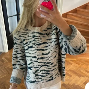 Zebrastickad tröja - En jättefin stickad tröja som har coolt mönster!🦓 den är jättemysig och är i storlek xs men den är lite större så passar även s/m.  Den är i jättefint skick men säljer då den inte passade mig!💓 (lånade bilder)