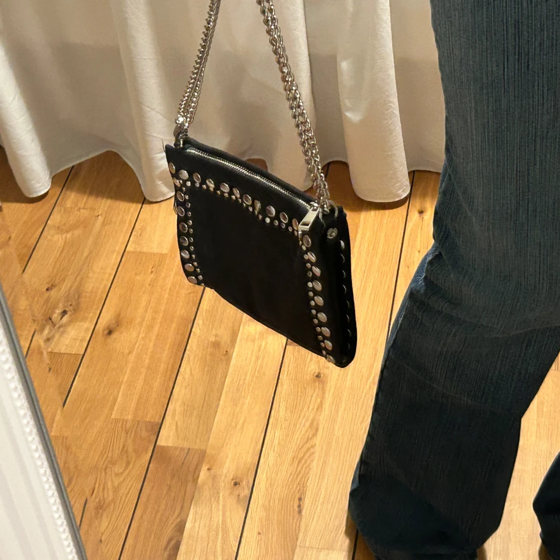 Svart axelväska med nitar - 90
