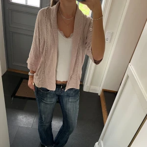 Rosa stickad kofta  - Rosa stickad kofta från H&M i storlek M. Fint skick. Använd gärna köp nu!