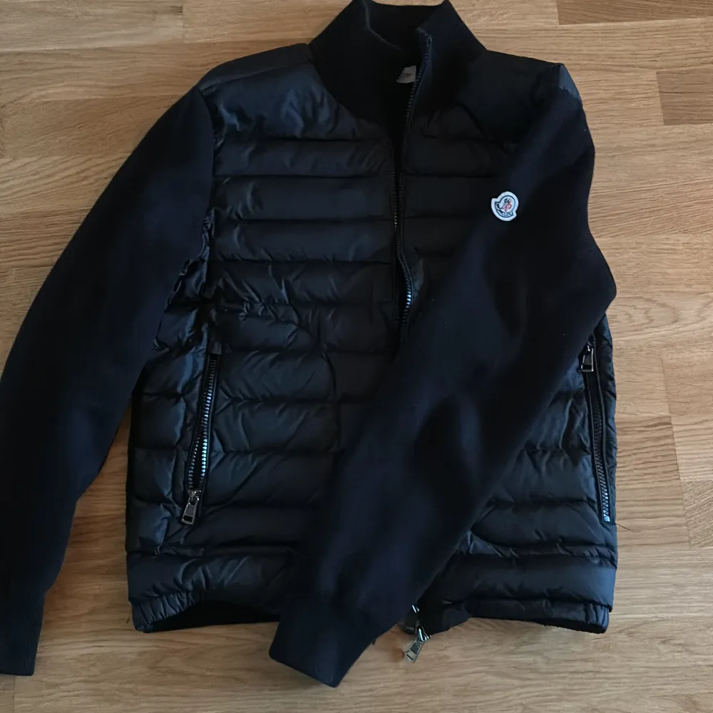 Säljer en snygg Cardigan från Moncler i mycket bra skick. Passar både S och XS Jackan har en quiltad design med dragkedja och långa ärmar. Perfekt för höst och vår, med en stilren look som passar både till vardags och fest. Den är både varm och bekväm, och har Monclers ikoniska logga på ärmen.. Jackor.