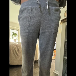 Juicy couture - Säljer för att dem är för små 1000 men vi kan också prata om priset🥰