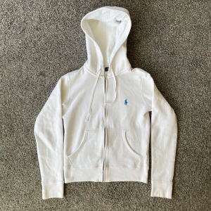 Ralph lauren zip hoodie  - Ralp lauren zip hoodie i väldigt bra skick. Kommer även sälja väldigt mycket till vintern så gå in och kolla i min och följ! Storleken är xs men sitter mindre