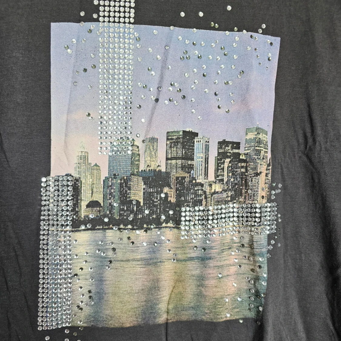 Grå t-shirt med stadsbild och strassdetaljer - 90