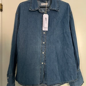 Jeans skjorta  - Helt oanvänd jeans skjorta Gina tricot 