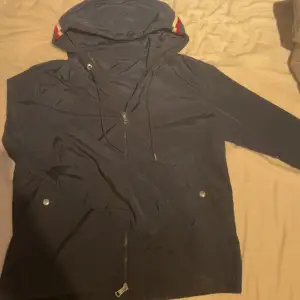 Tjena, säljer nu min moncler Windbreaker då den ej kommer tillsnvänding längre. Den är i väldigt bra skick då den ej är använd mycket.  Mvh