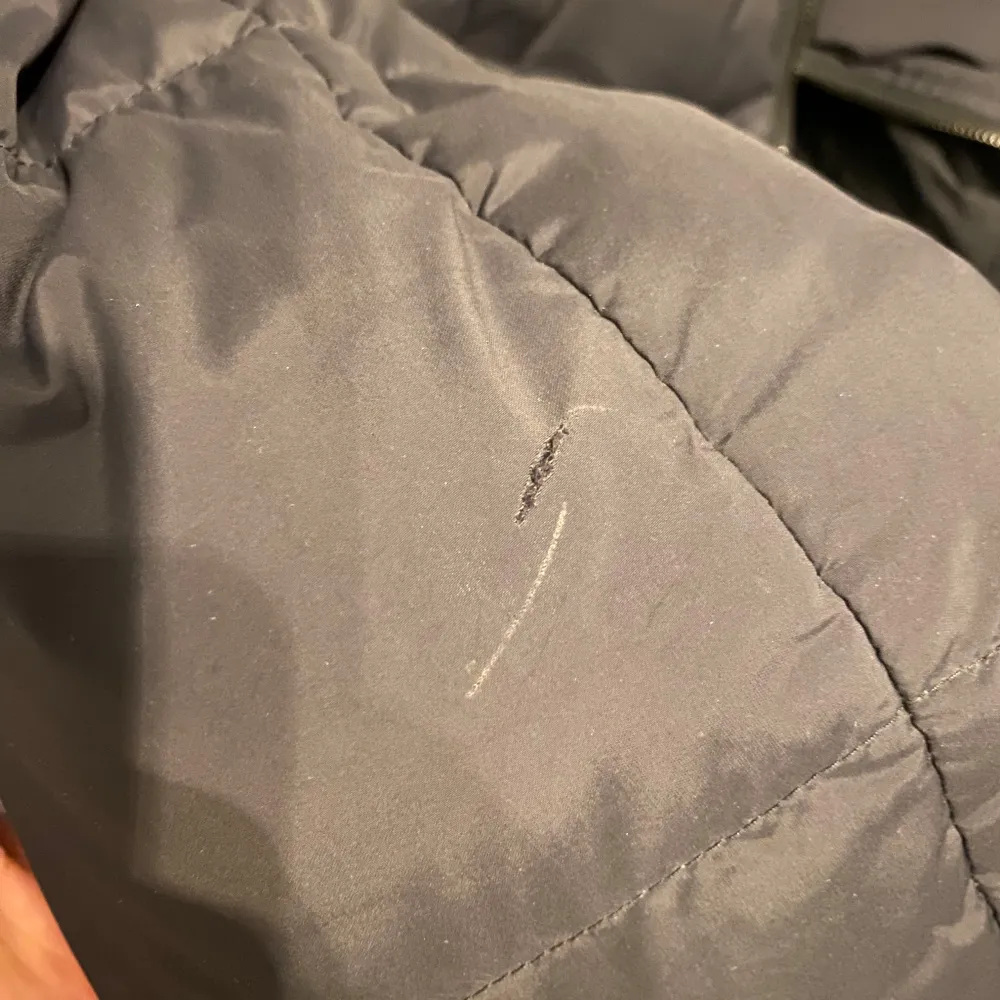 Tja, säljer denna jacka då den den inte längre kommer till användning, litet skrap märke under höger armen (se bild) annars i väldigt bra skick✅ har endast använts en vinter. Hör gärna av er vid frågor👍 Mvh . Takit.