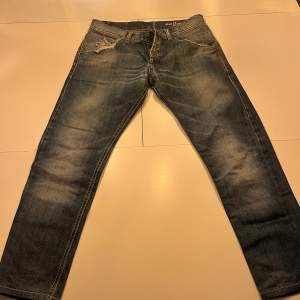 Säljer ett par snygga blå jeans från Dondup storlek 32. Väldigt snygga slitningar! Har själv aldrig använt dom för att dom var för små för mig men säljer dom vidare!