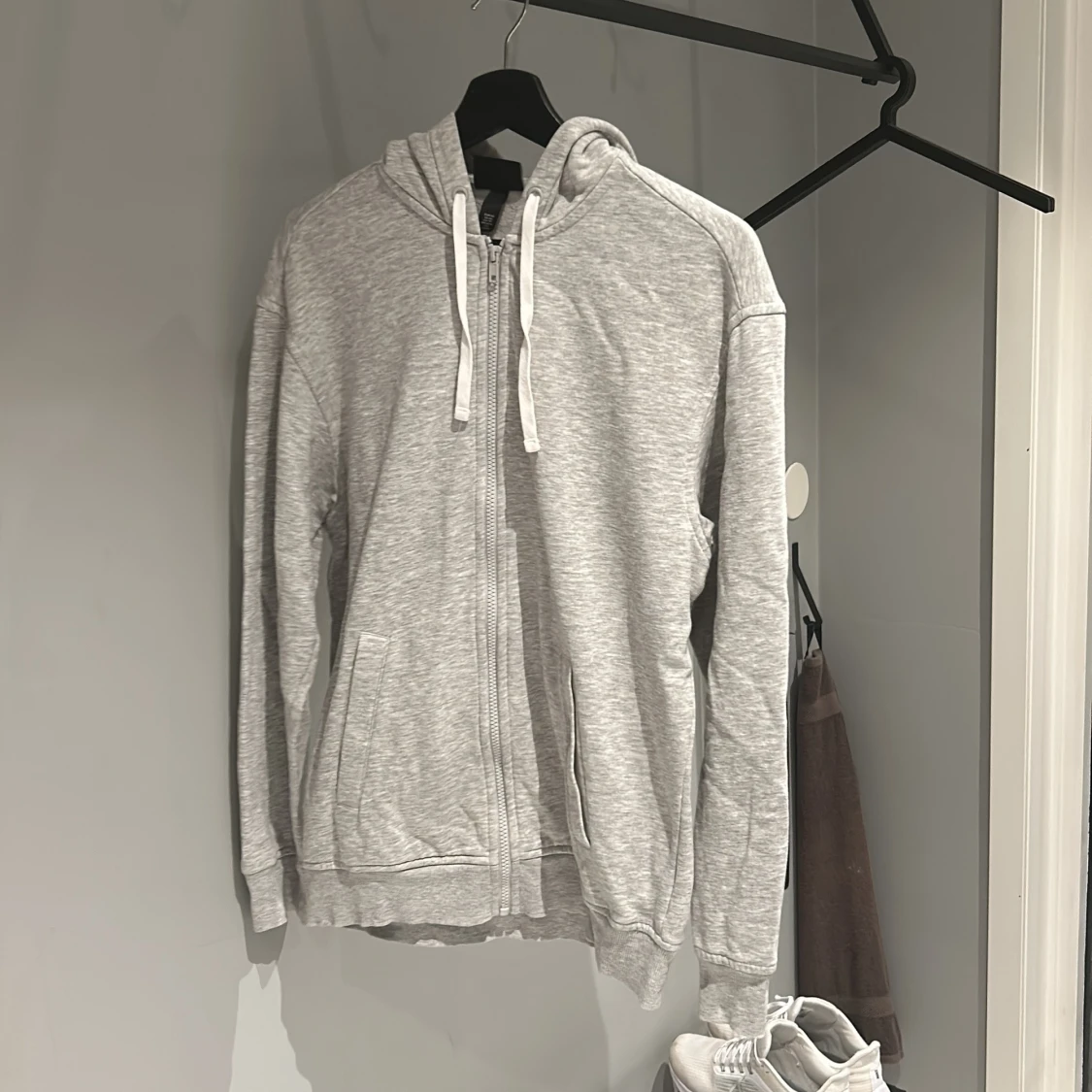 Grå hoodie från H&M