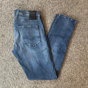 Replay anbass jeans - Replay jeans i väldigt bra skick och i modell anbass. Storlek 29/32 som sitter Slim, har även många fler jeans i profilen, tveka inte med frågor!