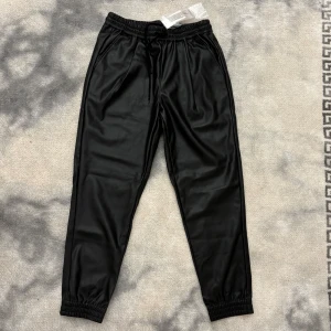 Skin byxor - Säljer dessa coola skinnbyxor som är formade som mjukisar. Jätte tuffa och aldrig använda, prislapp kvar köpta för 499 kr från Kappahl🖤 