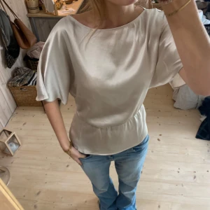 Satin blus - SUPER snygg figursydd blus!