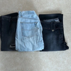Tre par jeans i olika tvättar - Säljer tre par jeans i olika färger. Ett par ljusblå jeans, ett par mörkblå med slitningar och ett par Svarta. Märket är Wear It och storleken är 40. 🖤👖OBS!! Dem svarta (dem till höger) är sålda 