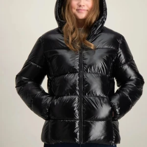 LMTD jacka - Supersnygg jacka ifrån kidsbrandstore. Använd bara enstaka gånger. Den är nästan helt ny och slutsåld i alla storlekar så där av priset. Det är barn storlek 170-176cm men skulle säga att den är som en s. Hör av er vid frågor.😊