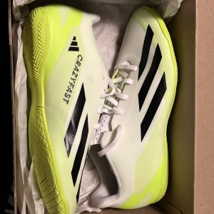Adidas fotbollsskor - Dessa fotbollsskor är riktigt sköna. De är jätte bra för inomhus men man kan också använda de för utomhus. Har använt de max 3 gånger. Riktig bra inomhusskor. De är riktiga såklart. Jag köpte de från Intersport.
