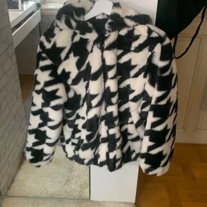 Fluffig jacka - Använd 1-2 gånger Orginalpris:600 Är i xxs men är större än de