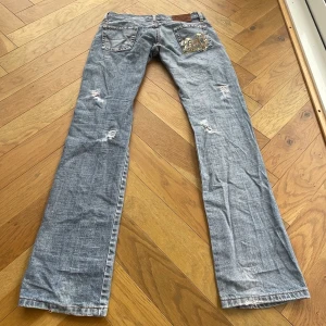 Dolce & gabbana jeans  - Skitsnygga ljusblå jeans från dolce & gabbana som tyvärr är för långa för mig💕 De är lågmidjade och innerbenslängden är 80 cm och midjemåttet tvärsöver 39 cm💕