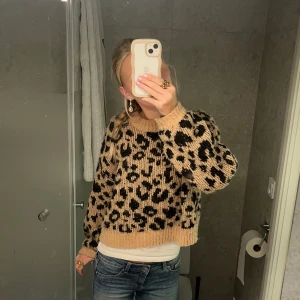Stickad leopard tröja - Fint skick🙌🏼använt fåtal gånger 