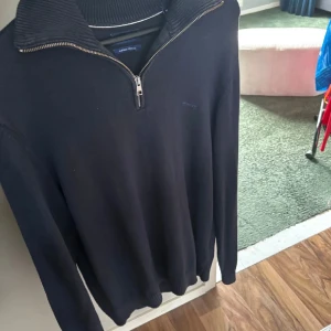 Gant Halv zip mörk blå. - En mörkblå halv zip från gant som jag köpte för 1499kr på gant i Uppsala. Använt några gånger Storleken är M men sitter mest som en L